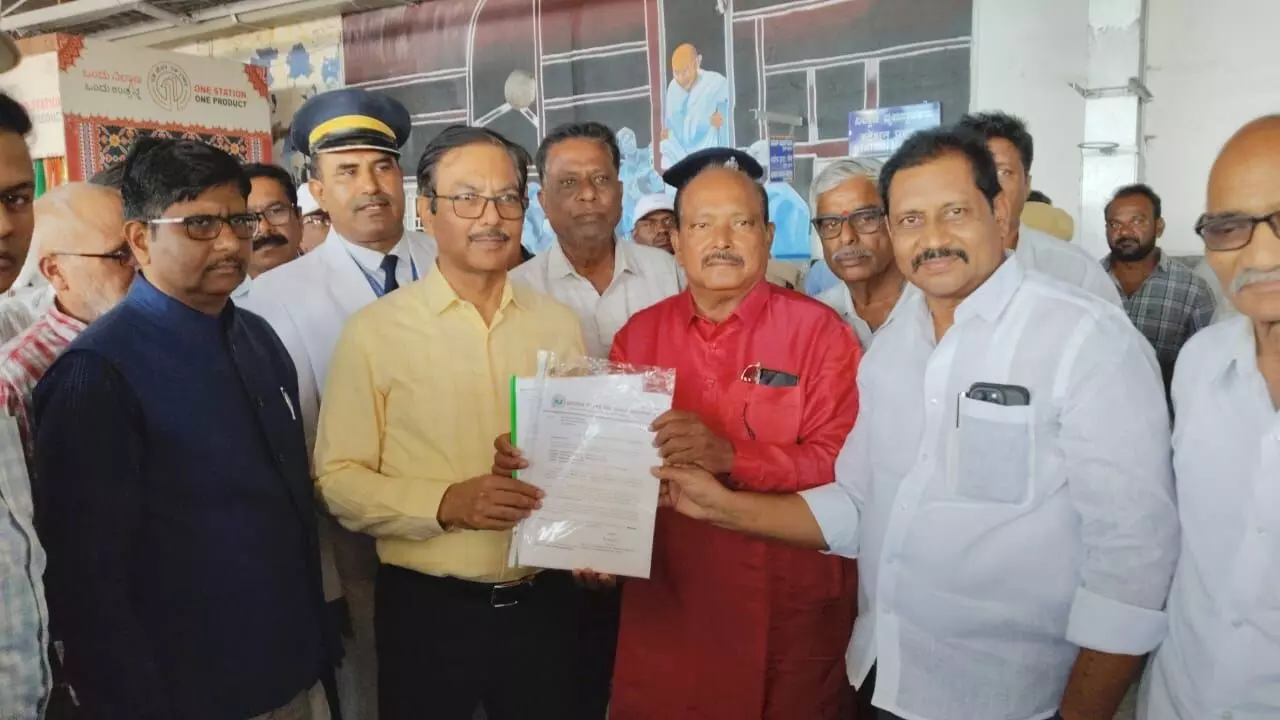 ರಾಯಚೂರು | ರೈಲ್ವೇ ನಿಲ್ದಾಣದ ವಿವಿಧ ಬೇಡಿಕೆಗಳನ್ನು ಈಡೇರಿಕೆ ಆಗ್ರಹ ರಾಯಚೂರು | ರೈಲ್ವೇ ನಿಲ್ದಾಣದ ವಿವಿಧ ಬೇಡಿಕೆಗಳನ್ನು ಈಡೇರಿಕೆ ಆಗ್ರಹ