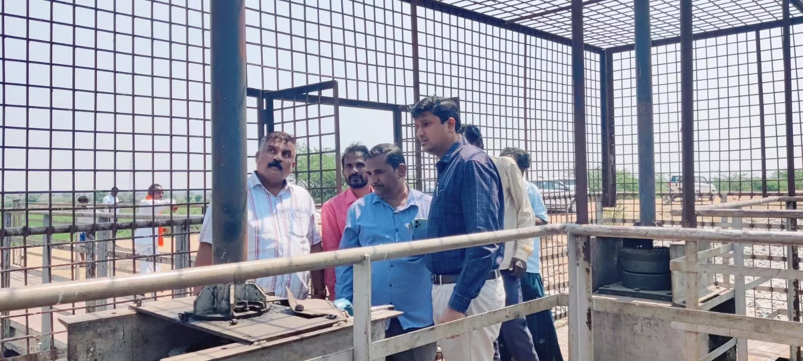 ರಾಯಚೂರು | ಬಂಗಾರಪ್ಪನ ಕುಡಿಯುವ ನೀರಿನ ಕೆರೆಗೆ ಜಿ.ಪಂ ಸಿಇಒ ಭೇಟಿ, ಪರಿಶೀಲನೆ ರಾಯಚೂರು | ಬಂಗಾರಪ್ಪನ ಕುಡಿಯುವ ನೀರಿನ ಕೆರೆಗೆ ಜಿ.ಪಂ ಸಿಇಒ ಭೇಟಿ, ಪರಿಶೀಲನೆ