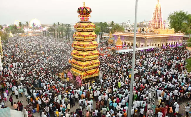 ಕಲಬುರಗಿ | ಸಹಸ್ರಾರು ಭಕ್ತರ ಮಧ್ಯೆ ಜರುಗಿದ ಐತಿಹಾಸಿಕ ಶರಣಬಸವೇಶ್ವರರ ರಥೋತ್ಸವ ಕಲಬುರಗಿ | ಸಹಸ್ರಾರು ಭಕ್ತರ ಮಧ್ಯೆ ಜರುಗಿದ ಐತಿಹಾಸಿಕ ಶರಣಬಸವೇಶ್ವರರ ರಥೋತ್ಸವ