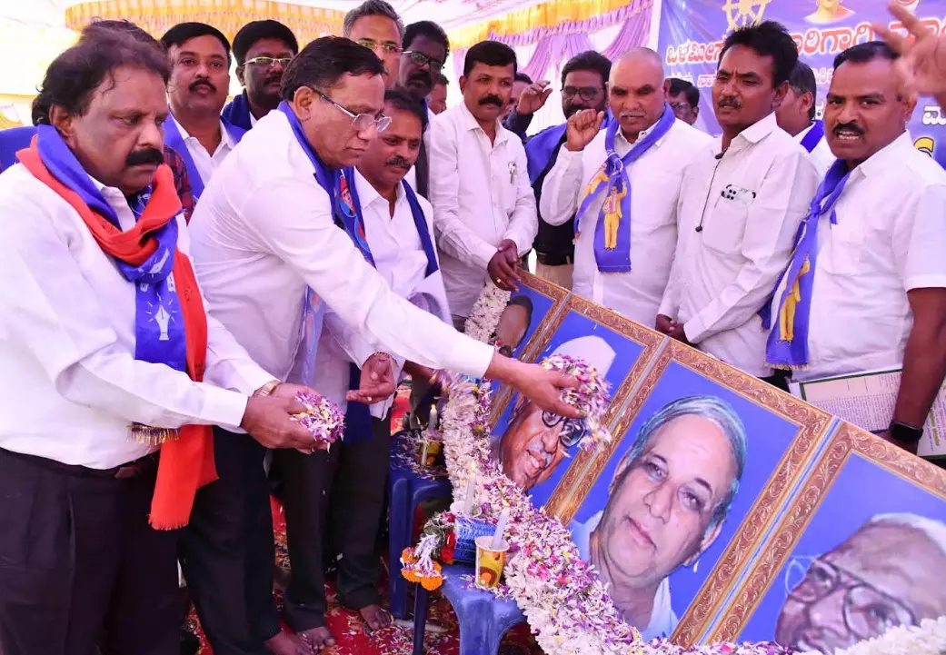 ಶ್ರೀಘ್ರದಲ್ಲೇ ಒಳಮೀಸಲಾತಿ ಜಾರಿಗೊಳಿಸಿ: ಮಾದಿಗ ಸಮುದಾಯದ ಸ್ವಾಭಿಮಾನದ ಒಕ್ಕೂಟ ಆಗ್ರಹ ಶ್ರೀಘ್ರದಲ್ಲೇ ಒಳಮೀಸಲಾತಿ ಜಾರಿಗೊಳಿಸಿ: ಮಾದಿಗ ಸಮುದಾಯದ ಸ್ವಾಭಿಮಾನದ ಒಕ್ಕೂಟ ಆಗ್ರಹ