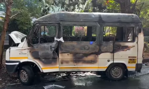 ಪುಣೆ | ಮಿನಿ ಬಸ್ ನಲ್ಲಿ ಬೆಂಕಿ: ಖಾಸಗಿ ಸಂಸ್ಥೆಯ ನಾಲ್ವರು ಉದ್ಯೋಗಿಗಳು ಸಜೀವ ದಹನ