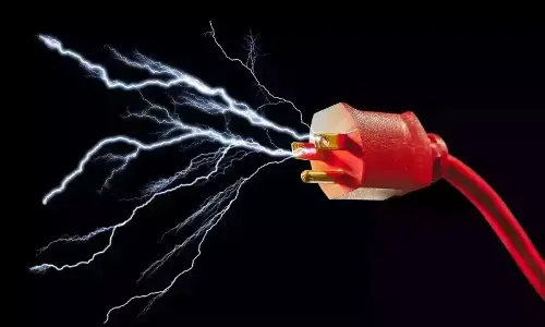 ಮಂಡ್ಯ | ಕೋಳಿ ಸ್ವಚ್ಛ ಮಾಡುವ ಗ್ರೈಂಡರ್‌ನಿಂದ ವಿದ್ಯುತ್ ಹರಿದು ಯುವಕ ಮೃತ್ಯು