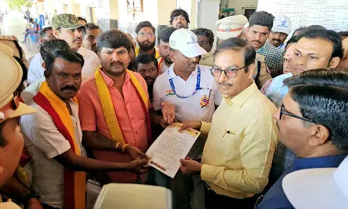 ಯಾದಗಿರಿ ರೈಲ್ವೆ ನಿಲ್ದಾಣದಿಂದ ಹಾದು ಹೋಗುವ ಎಲ್ಲಾ ರೈಲುಗಳನ್ನು ನಿಲ್ಲಿಸುವಂತೆ ಕರವೇ ಮನವಿ