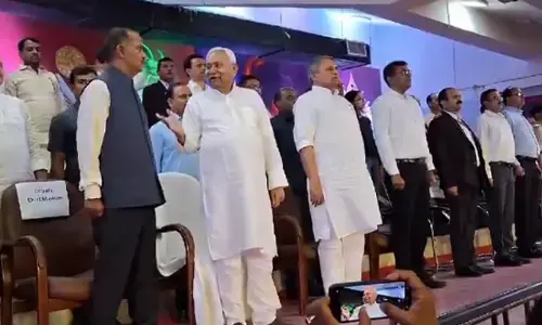 ರಾಷ್ಟ್ರಗೀತೆ ಮೊಳಗುವ ವೇಳೆ ಬಿಹಾರ ಸಿಎಂ ಅಶಿಸ್ತಿನ ವರ್ತನೆ !