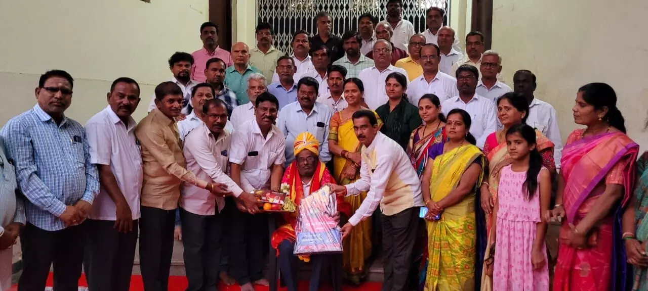 ಕಲಬುರಗಿ | ರಂಗ ಸಾಹಿತ್ಯ ಸಮ್ಮೇಳನದ ಸರ್ವಾಧ್ಯಕ್ಷ ನಾಗಪ್ಪಯ್ಯ ಸ್ವಾಮಿಗಳಿಗೆ ಕಸಾಪದಿಂದ ಅಧಿಕೃತ ಆಹ್ವಾನ ಕಲಬುರಗಿ | ರಂಗ ಸಾಹಿತ್ಯ ಸಮ್ಮೇಳನದ ಸರ್ವಾಧ್ಯಕ್ಷ ನಾಗಪ್ಪಯ್ಯ ಸ್ವಾಮಿಗಳಿಗೆ ಕಸಾಪದಿಂದ ಅಧಿಕೃತ ಆಹ್ವಾನ