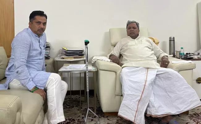 ʼಹನಿಟ್ರ್ಯಾಪ್ʼ ಯತ್ನ ವಿಚಾರ: ಸಿಎಂ ಸಿದ್ದರಾಮಯ್ಯಗೆ ದಾಖಲೆ ನೀಡಿದ ರಾಜಣ್ಣ ಪುತ್ರ ರಾಜೇಂದ್ರ ʼಹನಿಟ್ರ್ಯಾಪ್ʼ ಯತ್ನ ವಿಚಾರ: ಸಿಎಂ ಸಿದ್ದರಾಮಯ್ಯಗೆ ದಾಖಲೆ ನೀಡಿದ ರಾಜಣ್ಣ ಪುತ್ರ ರಾಜೇಂದ್ರ