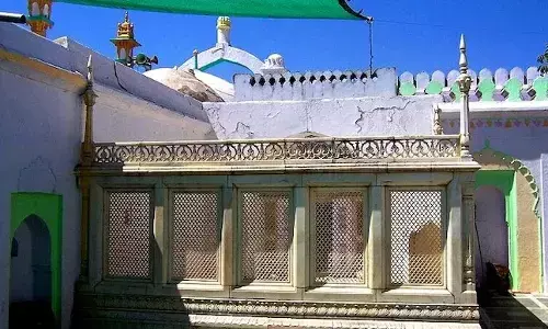 ಔರಂಗಜೇಬ್ ಅವರ ಸಮಾಧಿ ಕೆಡವುವಂತೆ ಕೋರಿ ಬಾಂಬೆ ಹೈಕೋರ್ಟ್ ಗೆ ಅರ್ಜಿ ಸಲ್ಲಿಕೆ