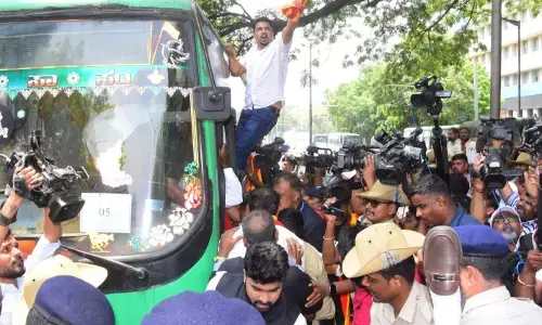 ಕರ್ನಾಟಕ ಬಂದ್ | ಪ್ರತಿಭಟನೆಗೆ ಮುಂದಾದ ವಾಟಾಳ್ ನಾಗರಾಜ್‌ ಸಹಿತ ಹಲವರು ಪೊಲೀಸರ ವಶಕ್ಕೆ