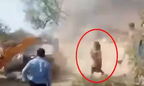 ಉತ್ತರ ಪ್ರದೇಶ | ಬುಲ್ಡೋಜರ್ ಕಾರ್ಯಾಚರಣೆ ಮಧ್ಯೆ ಪುಸ್ತಕಗಳಿಗಾಗಿ ಗುಡಿಸಲಿಗೆ ನುಗ್ಗಿದ ಬಾಲಕಿ