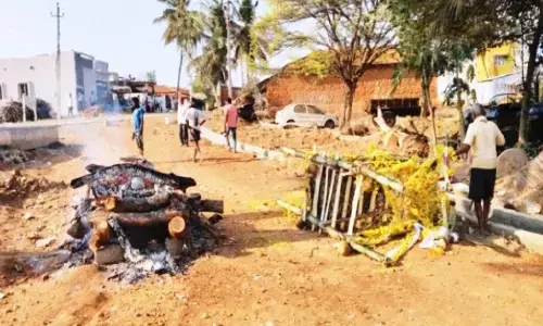 ಮಂಡ್ಯ | ಸ್ಮಶಾನ ದಾರಿಗೆ ತಂತಿ ಬೇಲಿ; ರಸ್ತೆಯಲ್ಲೇ ಅಂತ್ಯಸಂಸ್ಕಾರ