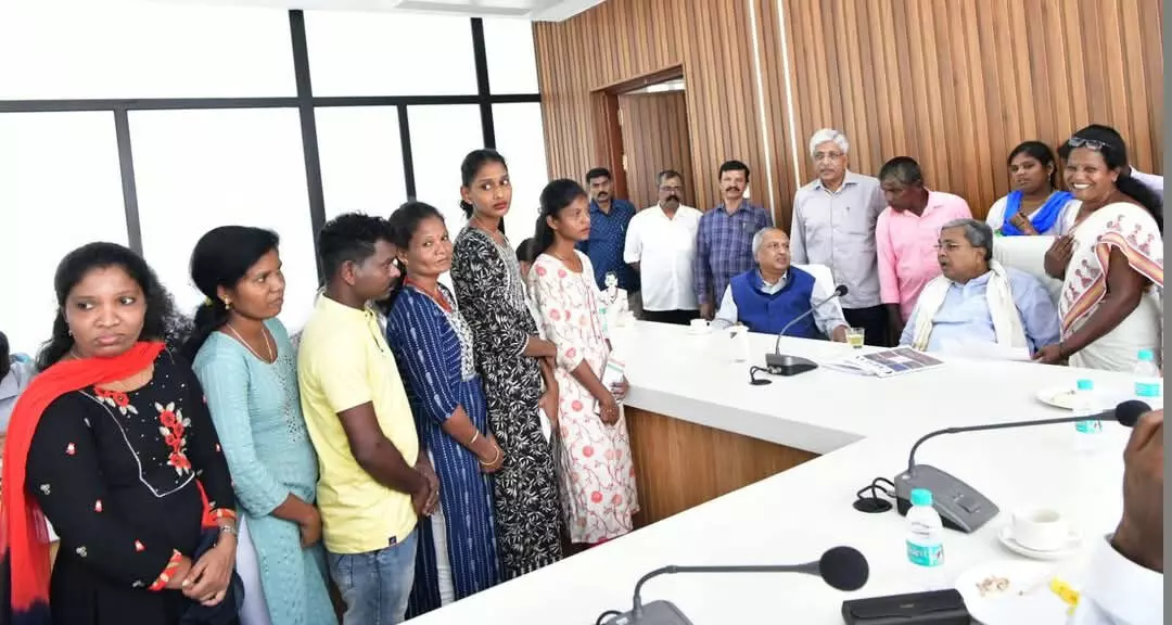 ಸರಕಾರಿ ಉದ್ಯೋಗಕ್ಕೆ ಕೊರಗ ವಿದ್ಯಾವಂತರ ನೇರ ನೇಮಕಾತಿ: ಕೊರಗಾಭಿವೃದ್ಧಿ ಸಂಘಗಳ ಒಕ್ಕೂಟದಿಂದ ಸಿಎಂ ಸಿದ್ದರಾಮಯ್ಯ ಭೇಟಿ ಸರಕಾರಿ ಉದ್ಯೋಗಕ್ಕೆ ಕೊರಗ ವಿದ್ಯಾವಂತರ ನೇರ ನೇಮಕಾತಿ: ಕೊರಗಾಭಿವೃದ್ಧಿ ಸಂಘಗಳ ಒಕ್ಕೂಟದಿಂದ ಸಿಎಂ ಸಿದ್ದರಾಮಯ್ಯ ಭೇಟಿ