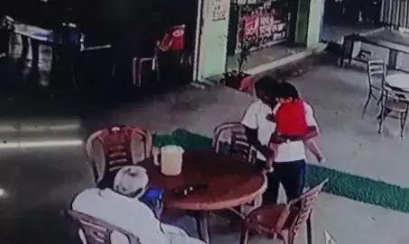 ಶಿವಮೊಗ್ಗ | ಸಾರ್ವಜನಿಕವಾಗಿ ಗನ್ ಹಿಡಿದು ಭಯ ಹುಟ್ಟಿಸಿದ ವ್ಯಕ್ತಿ