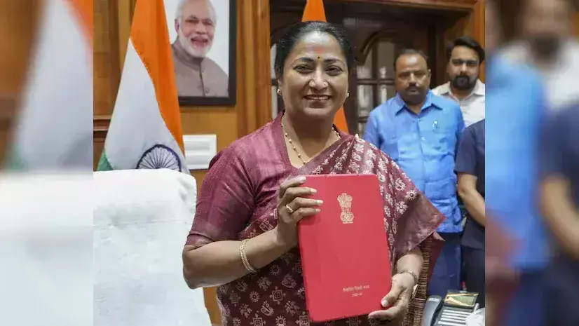 ರಾಷ್ಟ್ರ ರಾಜಧಾನಿಗೆ ಒಂದು ಲಕ್ಷ ಕೋಟಿ ರೂ. ಗಳ ಬಜೆಟ್ ಮಂಡಿಸಿದ ದಿಲ್ಲಿ ಸಿಎಂ