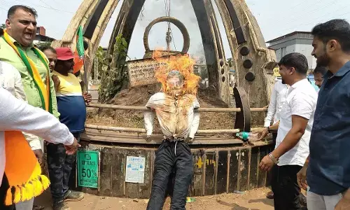 ಭಟ್ಕಳ: ಡಿ.ಕೆ. ಶಿವಕುಮಾರ್ ಹೇಳಿಕೆ ವಿರೋಧಿಸಿ ಬಿಜೆಪಿಯಿಂದ ಪ್ರತಿಭಟನೆ, ಪ್ರತಿಕೃತಿ ದಹನ