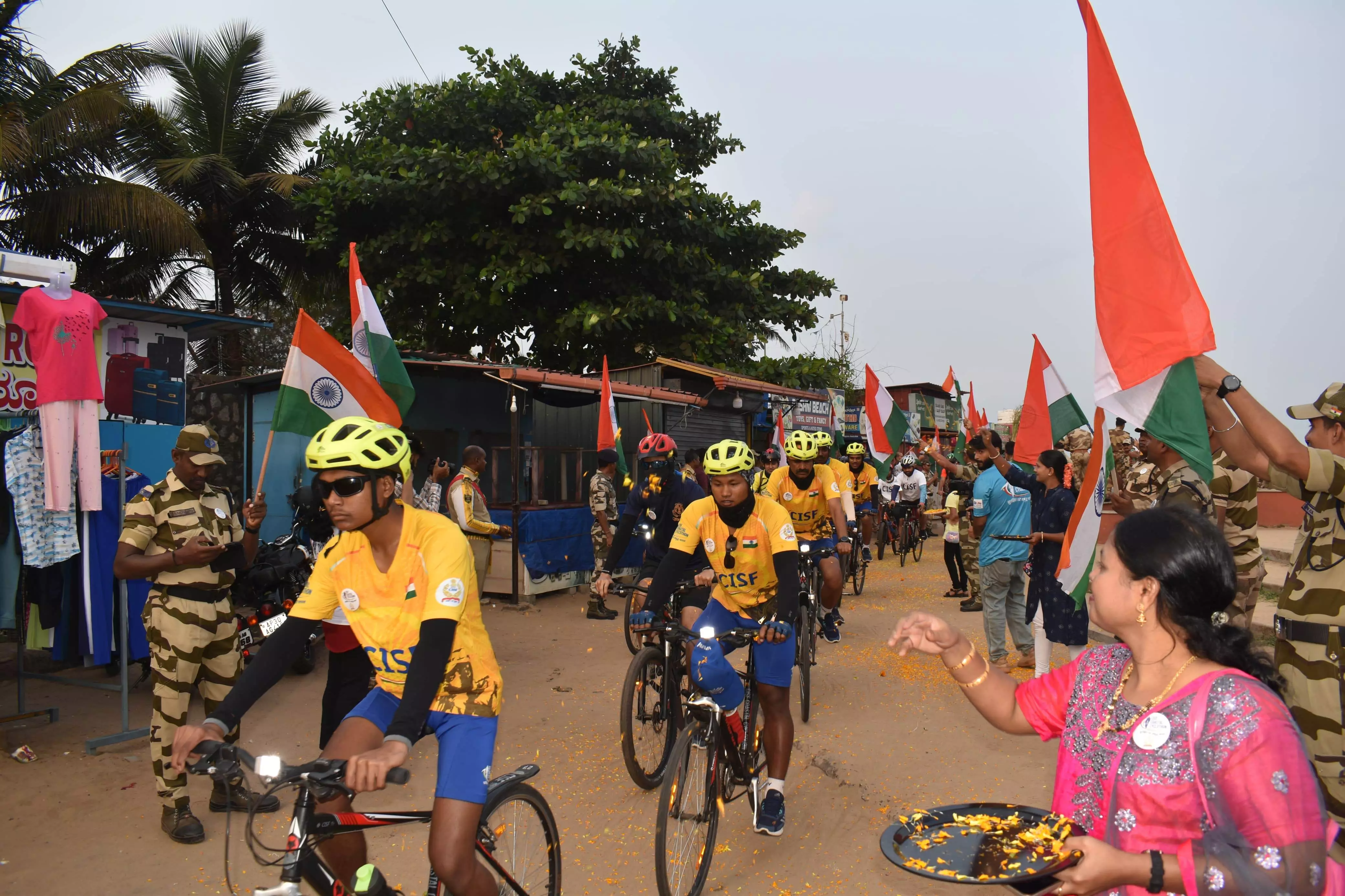 ಮಂಗಳೂರು: ಸಿಐಎಸ್ಎಫ್ ಸೈಕಲ್ ರ್ಯಾಲಿಗೆ ಸ್ವಾಗತ ಮಂಗಳೂರು: ಸಿಐಎಸ್ಎಫ್ ಸೈಕಲ್ ರ್ಯಾಲಿಗೆ ಸ್ವಾಗತ