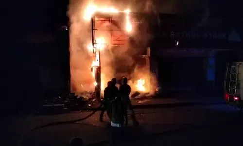 ಕೊಳ್ಳೇಗಾಲ:  ಹೋಲ್‌ಸೇಲ್ ಮಳಿಗೆಯಲ್ಲಿ ಬೆಂಕಿ ಆಕಸ್ಮಿಕ; ಲಕ್ಷಾಂತರ ರೂ. ನಷ್ಟ