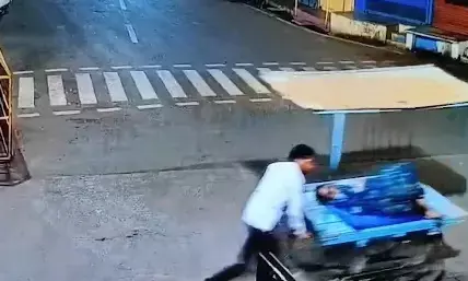 ಮಧ್ಯಪ್ರದೇಶ | ಹೆರಿಗೆ ದಾಖಲಾತಿಗೆ ಎರಡೆರಡು ಬಾರಿ ನಕಾರ: ಕೈಗಾಡಿಯಲ್ಲೇ ಮಗುವಿಗೆ ಜನ್ಮ ನೀಡಿದ ಮಹಿಳೆ; ಶಿಶು ಮೃತ್ಯು