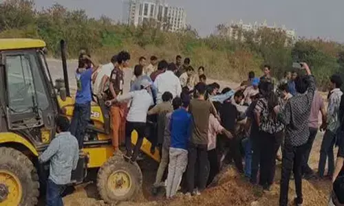 ಹೈದರಾಬಾದ್ ವಿವಿ ಕ್ಯಾಂಪಸ್‌ನಲ್ಲಿ ಅರಣ್ಯ ನೆಲಸಮದ ವಿರುದ್ಧ ವಿದ್ಯಾರ್ಥಿಗಳಿಂದ ಪ್ರತಿಭಟನೆ