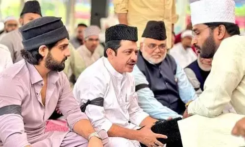 ವಕ್ಫ್ ತಿದ್ದುಪಡಿ ಮಸೂದೆಗೆ ವಿರೋಧ: ಕಪ್ಪು ಪಟ್ಟಿ ಧರಿಸಿ ಈದ್ ಪ್ರಾರ್ಥನೆಯಲ್ಲಿ ಭಾಗಿಯಾದ ‌ಸಚಿವ ಝಮೀರ್ ಅಹ್ಮದ್