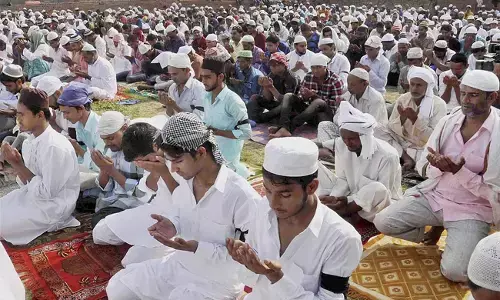 ಮಧ್ಯಪ್ರದೇಶ |ಈದ್-ಉಲ್-ಫಿತ್ರ್ ಪ್ರಾರ್ಥನೆಯ ವೇಳೆ ತೋಳಿಗೆ ಕಪ್ಪು ಪಟ್ಟಿ ಧರಿಸಿ, ಫೆಲೆಸ್ತೀನ್ ಪರ ಬಿತ್ತಿ ಚಿತ್ರಗಳನ್ನು ಪ್ರದರ್ಶಿಸಿದ ಮುಸ್ಲಿಮರು