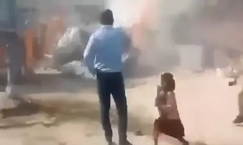 ಗುಡಿಸಲು ತೆರವಿನ ವೇಳೆ ಪುಸ್ತಕಗಳೊಂದಿಗೆ ಓಡುತ್ತಿರುವ ಬಾಲಕಿಯ ವೀಡಿಯೊ  ಬೆಚ್ಚಿಬೀಳಿಸಿದೆ: ಸುಪ್ರೀಂ ಕೋರ್ಟ್ ಕಳವಳ