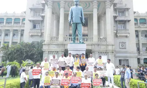 18 ಶಾಸಕರ ಅಮಾನತು ಹಿಂಪಡೆಯಲು ಒತ್ತಾಯಿಸಿ ವಿಧಾನಸೌಧದ ಎದುರು ಬಿಜೆಪಿ ಧರಣಿ