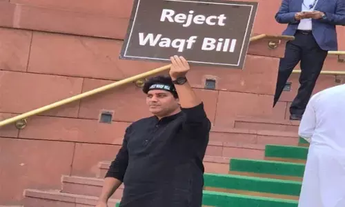 ವಕ್ಫ್ ತಿದ್ದುಪಡಿ ಮಸೂದೆ ವಿರೋಧಿಸಿ ಸಂಸತ್ ಭವನದ ಹೊರಗೆ ಕಾಂಗ್ರೆಸ್ ಸಂಸದ ಇಮ್ರಾನ್ ಪ್ರತಾಪ್‌ಗಢಿ ಪ್ರತಿಭಟನೆ