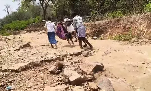 ಹನೂರು | ತುಳಸೀಕೆರೆ ಗ್ರಾಮದಲ್ಲಿ ರಸ್ತೆ ಇಲ್ಲದೆ ಜನರ ಪರದಾಟ: ಡೋಲಿಯಲ್ಲಿ ರೋಗಿಯನ್ನು ಆಸ್ಪತ್ರೆಗೆ ಸಾಗಿಸಿದ ಗ್ರಾಮಸ್ಥರು