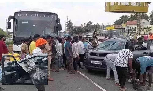 ಬೆಂಗಳೂರು-ಮೈಸೂರು ಎಕ್ಸ್‌ಪ್ರೆಸ್‌ ವೇನಲ್ಲಿ ಕಾರಿಗೆ ಐರಾವತ ಬಸ್ ಢಿಕ್ಕಿ; ಒಂದೇ ಕುಟುಂಬದ ನಾಲ್ವರ ಮೃತ್ಯು