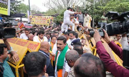 ಸಿಎಂ ನಿವಾಸಕ್ಕೆ ಮುತ್ತಿಗೆ ಯತ್ನ : ಬಿಜೆಪಿ ನಾಯಕರು, ಕಾರ್ಯಕರ್ತರು ಪೊಲೀಸ್​ ವಶಕ್ಕೆ