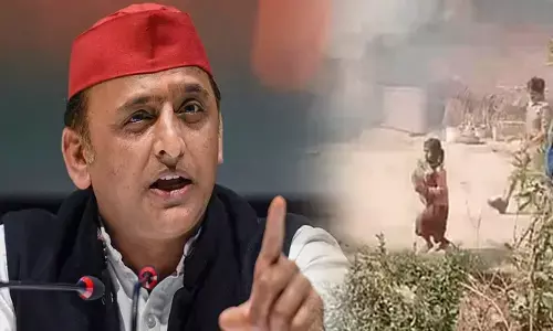 ನೆಲಸಮ ಕಾರ್ಯಾಚರಣೆ ವೇಳೆ ಗುಡಿಸಲಿನಿಂದ ಪುಸ್ತಕಗಳನ್ನು ಹೊತ್ತು ಓಡಿಬಂದ ಬಾಲಕಿಯ ಶಿಕ್ಷಣಕ್ಕೆ ನೆರವು ಘೋಷಿಸಿದ ಅಖಿಲೇಶ್ ಯಾದವ್