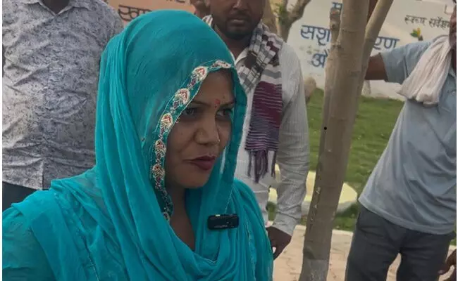 ಒಗ್ಗಟ್ಟಿನ ಮಂತ್ರ | ಹಿಂದೂ ಮಹಿಳೆಯನ್ನು ಸರಪಂಚ್ ಆಗಿ ಚುನಾಯಿಸಿದ ಮುಸ್ಲಿಂ ಪ್ರಾಬಲ್ಯದ ಹರ್ಯಾಣ ಪಂಚಾಯತಿ ಒಗ್ಗಟ್ಟಿನ ಮಂತ್ರ | ಹಿಂದೂ ಮಹಿಳೆಯನ್ನು ಸರಪಂಚ್ ಆಗಿ ಚುನಾಯಿಸಿದ ಮುಸ್ಲಿಂ ಪ್ರಾಬಲ್ಯದ ಹರ್ಯಾಣ ಪಂಚಾಯತಿ