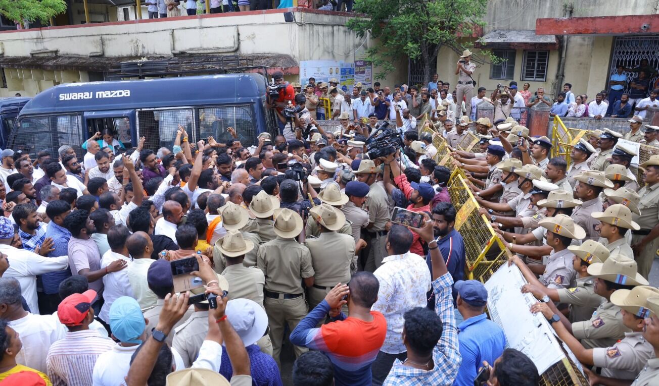 ಡಿವೈಎಸ್‌ಪಿ ಕಚೇರಿಗೆ ಮುತ್ತಿಗೆ ಯತ್ನ: ವಿಜಯೇಂದ್ರ ಸೇರಿ ಹಲವರು ಪೊಲೀಸ್‌ ವಶಕ್ಕೆ