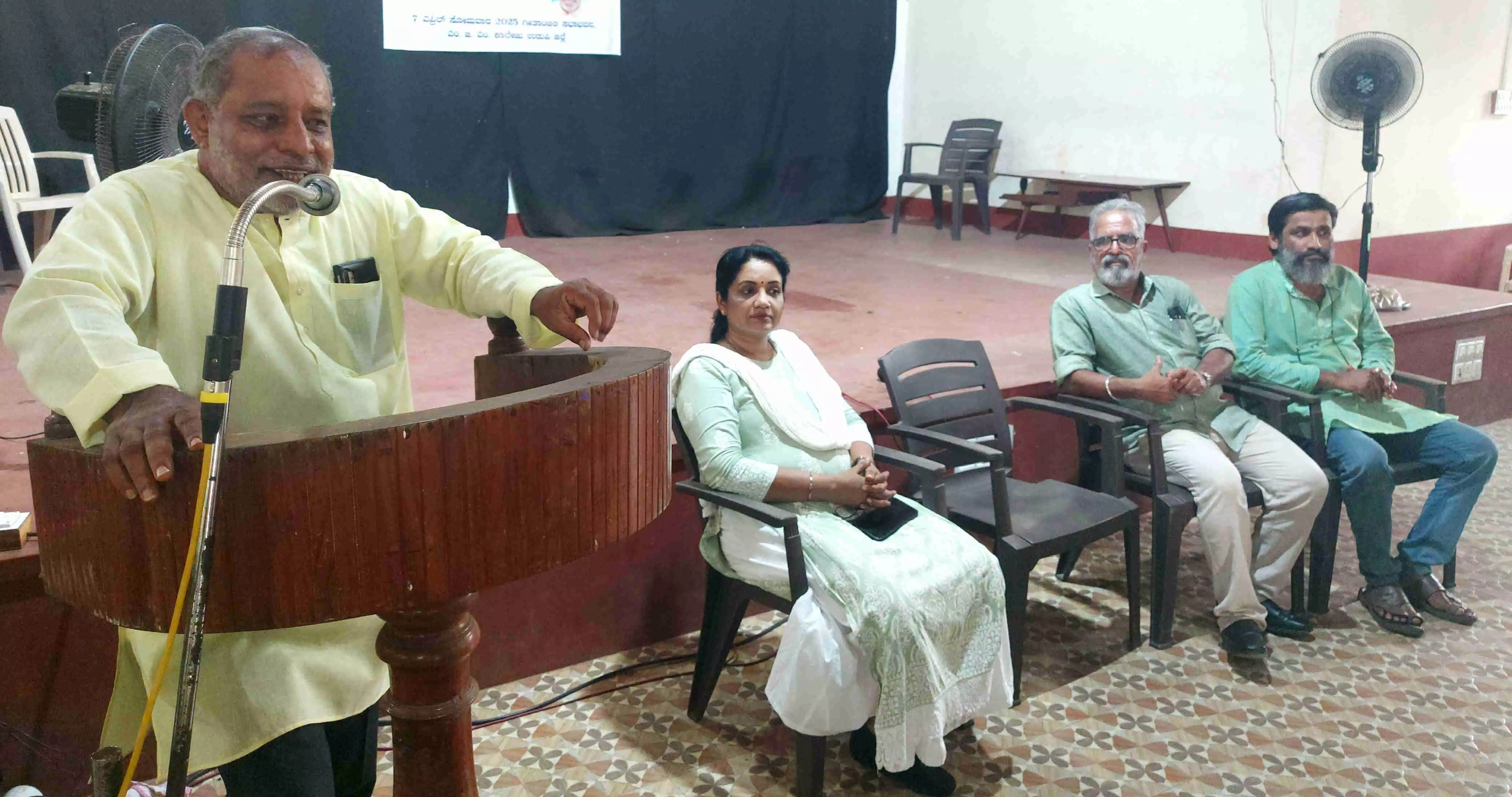 ಕೇಂದ್ರದ ನೀತಿಯಿಂದ ರಂಗಭೂಮಿಯಂತಹ ಸೃಜನಶೀಲತೆಗಳು ಸತ್ತು ಹೋಗುತ್ತಿವೆ: ಡಾ.ನಾಗರಾಜ ಮೂರ್ತಿ ಕೇಂದ್ರದ ನೀತಿಯಿಂದ ರಂಗಭೂಮಿಯಂತಹ ಸೃಜನಶೀಲತೆಗಳು ಸತ್ತು ಹೋಗುತ್ತಿವೆ: ಡಾ.ನಾಗರಾಜ ಮೂರ್ತಿ