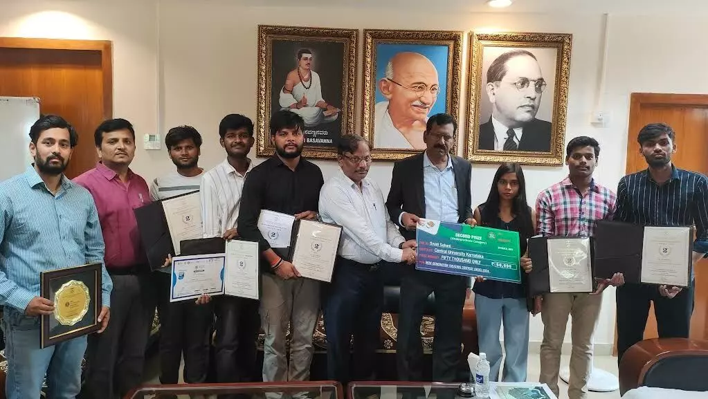 ಕಲಬುರಗಿ | ನ್ಯೂ ಜನರೇಷನ್ ಐಡಿಯೇಷನ್ ಸ್ಪರ್ಧೆಯಲ್ಲಿ ಸಿಯುಕೆಯ ವಿದ್ಯಾರ್ಥಿಗಳಿಗೆ ದ್ವಿತೀಯ ಬಹುಮಾನ ಕಲಬುರಗಿ | ನ್ಯೂ ಜನರೇಷನ್ ಐಡಿಯೇಷನ್ ಸ್ಪರ್ಧೆಯಲ್ಲಿ ಸಿಯುಕೆಯ ವಿದ್ಯಾರ್ಥಿಗಳಿಗೆ ದ್ವಿತೀಯ ಬಹುಮಾನ