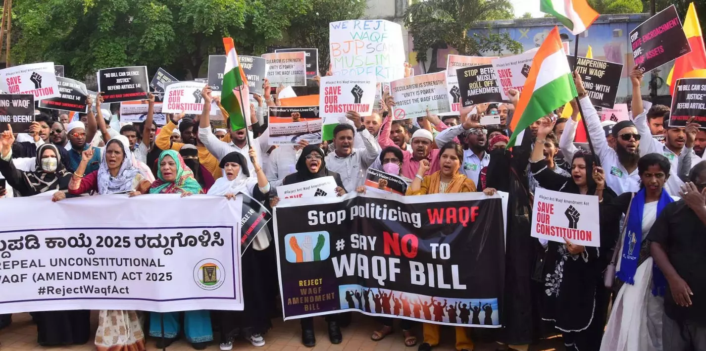 ಬೆಂಗಳೂರು | ವಕ್ಫ್ ತಿದ್ದುಪಡಿ ಮಸೂದೆ ರದ್ದುಗೊಳಿಸಲು ಆಗ್ರಹಿಸಿ ಧರಣಿ ಬೆಂಗಳೂರು | ವಕ್ಫ್ ತಿದ್ದುಪಡಿ ಮಸೂದೆ ರದ್ದುಗೊಳಿಸಲು ಆಗ್ರಹಿಸಿ ಧರಣಿ