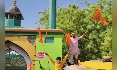 ಪ್ರಯಾಗ್‍ರಾಜ್ | ರಾಮನವಮಿ ಆಚರಣೆ ವೇಳೆ ಮಸೀದಿ ಏರಿ ಕೇಸರಿ ಧ್ವಜ ಬೀಸಿದ ಸಂಘ ಪರಿವಾರದ ಕಾರ್ಯಕರ್ತರು