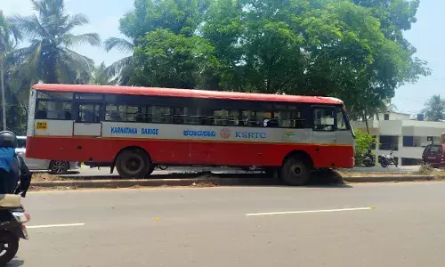 ಮಂಗಳೂರು | ತಾಂತ್ರಿಕ ಸಮಸ್ಯೆಯಿಂದ ಡಿವೈಡರ್ ಏರಿದ ಬಸ್; ಅಪಾಯದಿಂದ ಪಾರಾದ ಪ್ರಯಾಣಿಕರು