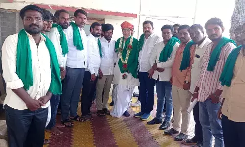 ಯಾದಗಿರಿ | ಹೊಲಗಳಿಗೆ ನೀರು ಬಿಡಿಸಿದ ಶಾಸಕ ತುನ್ನೂರು ಅವರಿಗೆ ರೈತ ಸಂಘದಿಂದ ಸನ್ಮಾನ