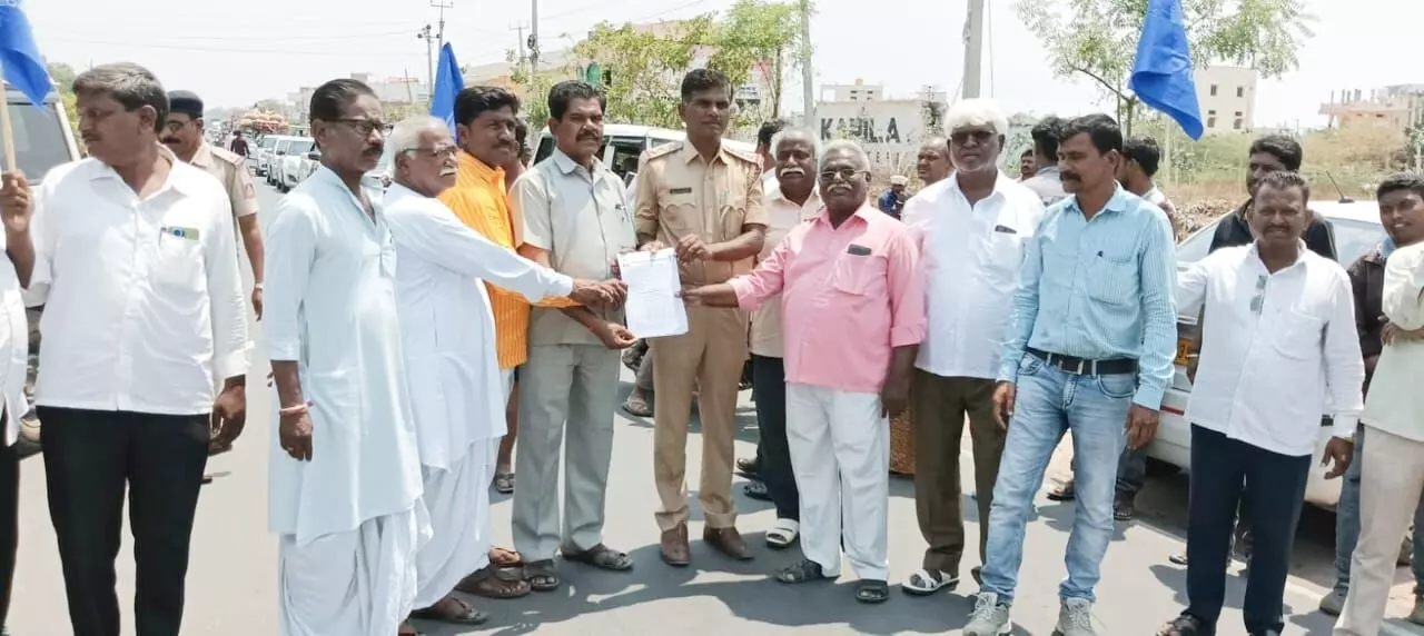 ಯಾದಗಿರಿ: ಬಸ್ ಡಿಪೋ ಮುಂದೆ ಡಿಎಸ್ಎಸ್ ಕ್ರಾಂತಿಕಾರಿ ಬಣ ಪ್ರತಿಭಟನೆ ಯಾದಗಿರಿ: ಬಸ್ ಡಿಪೋ ಮುಂದೆ ಡಿಎಸ್ಎಸ್ ಕ್ರಾಂತಿಕಾರಿ ಬಣ ಪ್ರತಿಭಟನೆ