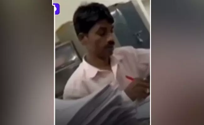 ಮಧ್ಯಪ್ರದೇಶ | ಕಾಲೇಜೊಂದರಲ್ಲಿ ಉತ್ತರ ಪತ್ರಿಕೆಗಳನ್ನು ಜವಾನ ಮೌಲ್ಯಮಾಪನ ಮಾಡುತ್ತಿರುವ ವಿಡಿಯೊ ವೈರಲ್: ಪ್ರಾಂಶುಪಾಲರ ಅಮಾನತು ಮಧ್ಯಪ್ರದೇಶ | ಕಾಲೇಜೊಂದರಲ್ಲಿ ಉತ್ತರ ಪತ್ರಿಕೆಗಳನ್ನು ಜವಾನ ಮೌಲ್ಯಮಾಪನ ಮಾಡುತ್ತಿರುವ ವಿಡಿಯೊ ವೈರಲ್: ಪ್ರಾಂಶುಪಾಲರ ಅಮಾನತು