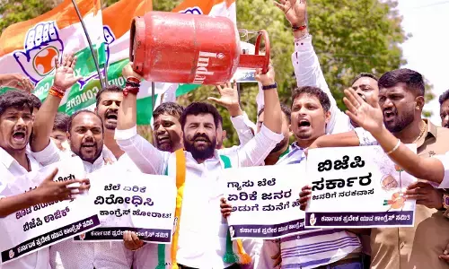 ಬೆಂಗಳೂರು | ಬೆಲೆ ಏರಿಕೆ ಖಂಡಿಸಿ ಎತ್ತಿನಗಾಡಿ, ರಿಕ್ಷಾ ಎಳೆದು ಯುವ ಕಾಂಗ್ರೆಸ್ ಪ್ರತಿಭಟನೆ