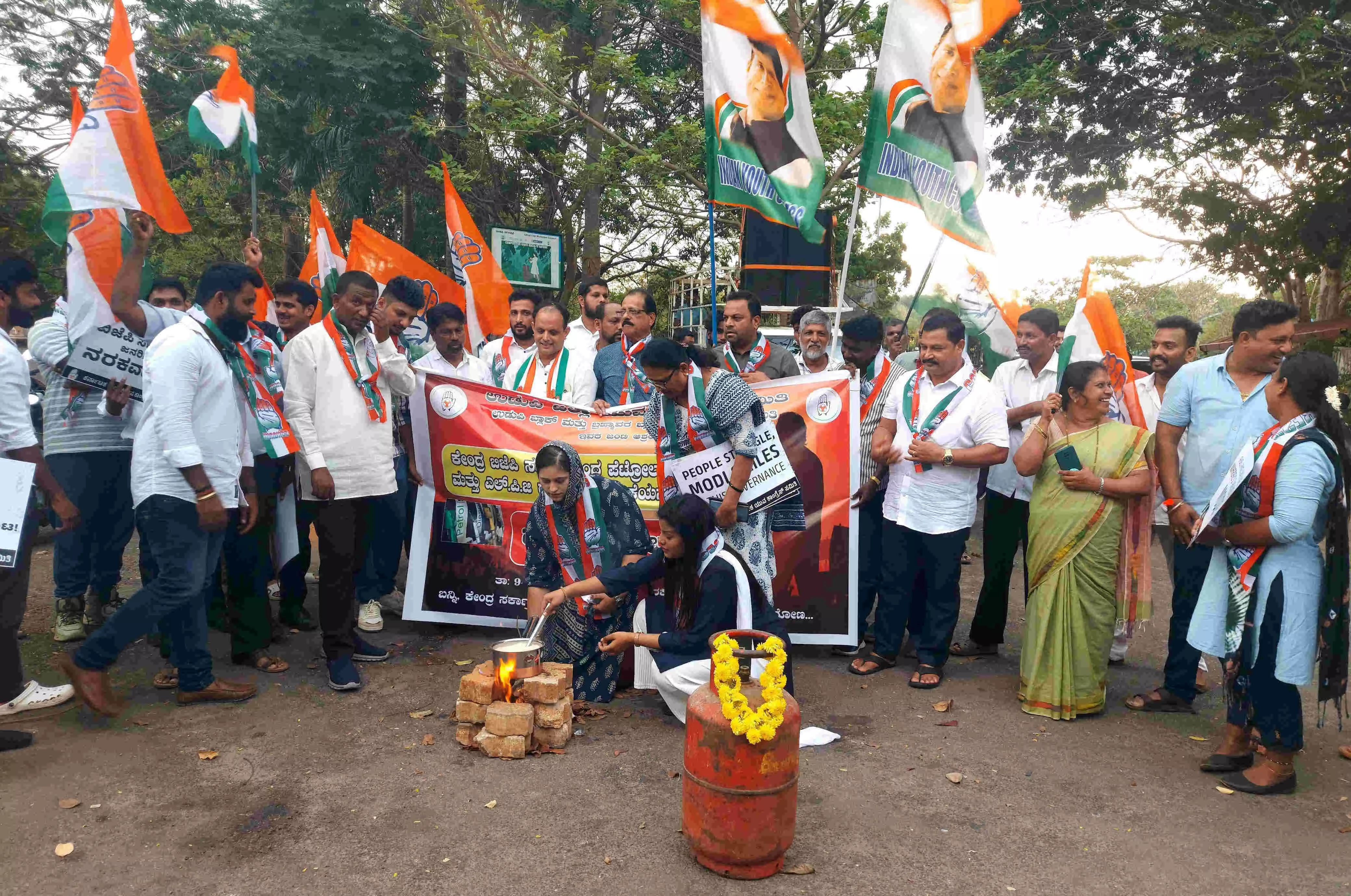 ಕೇಂದ್ರದ ಬೆಲೆ ಏರಿಕೆ ವಿರುದ್ಧ ಯುವ ಕಾಂಗ್ರೆಸ್ ಪ್ರತಿಭಟನೆ: ಸ್ಥಳದಲ್ಲಿ ಸೌದೆಯಿಂದ ಒಲೆ ಉರಿಸಿ ಚಹಾ ತಯಾರಿಸಿ ಆಕ್ರೋಶ ಕೇಂದ್ರದ ಬೆಲೆ ಏರಿಕೆ ವಿರುದ್ಧ ಯುವ ಕಾಂಗ್ರೆಸ್ ಪ್ರತಿಭಟನೆ: ಸ್ಥಳದಲ್ಲಿ ಸೌದೆಯಿಂದ ಒಲೆ ಉರಿಸಿ ಚಹಾ ತಯಾರಿಸಿ ಆಕ್ರೋಶ