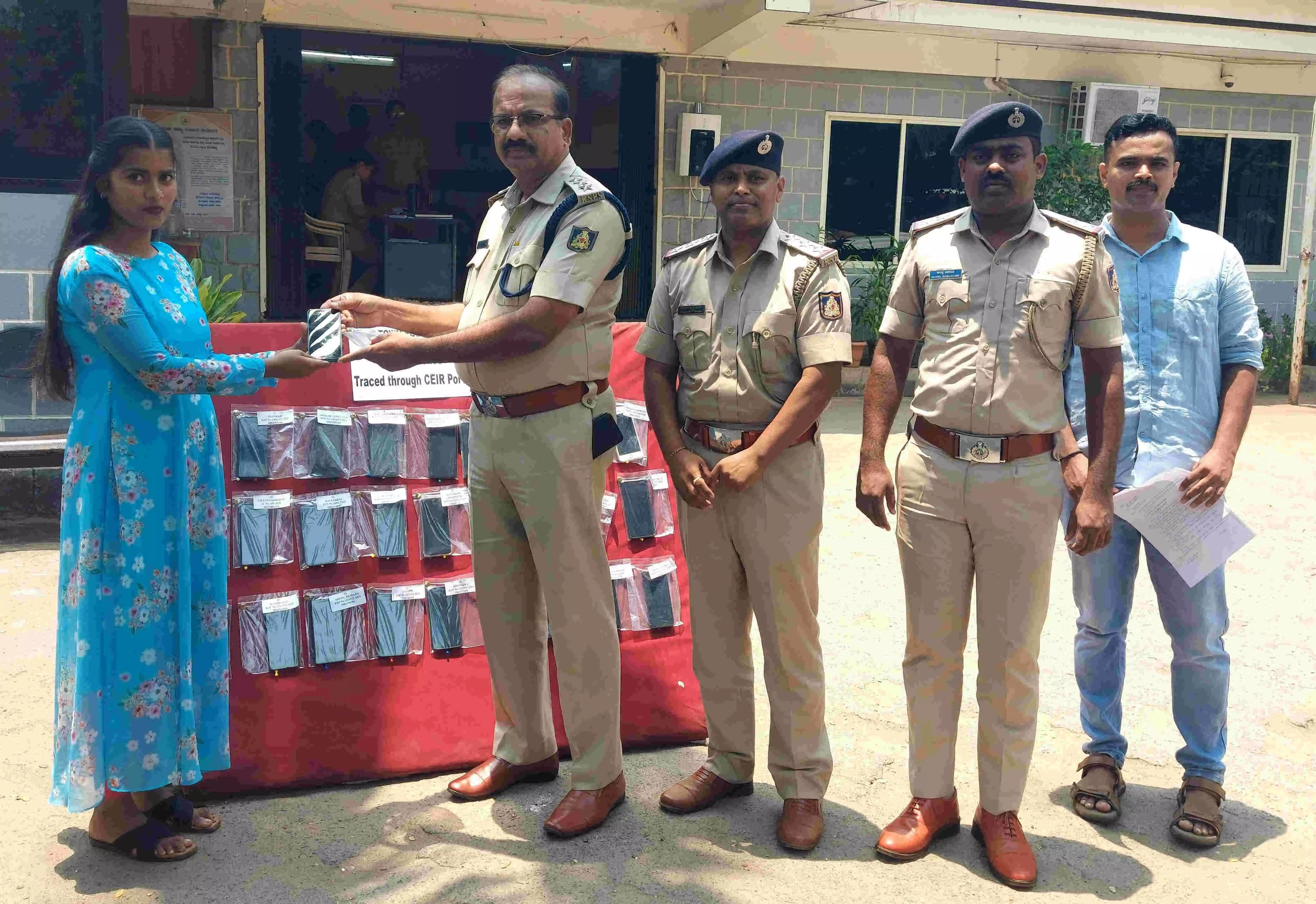 ಸಿಇಐಆರ್ ಪೋರ್ಟಲ್ನಿಂದ ಪತ್ತೆಯಾದ 27 ಮೊಬೈಲ್ಗಳು ವಾರೀಸುದಾರರಿಗೆ ಹಸ್ತಾಂತರ ಸಿಇಐಆರ್ ಪೋರ್ಟಲ್ನಿಂದ ಪತ್ತೆಯಾದ 27 ಮೊಬೈಲ್ಗಳು ವಾರೀಸುದಾರರಿಗೆ ಹಸ್ತಾಂತರ