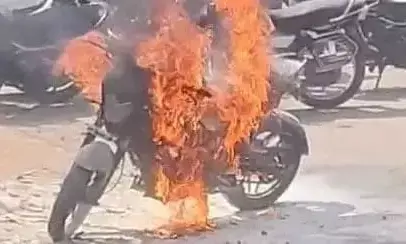 ಯಾದಗಿರಿ | ಬಿಸಿಲಿನ ತಾಪಕ್ಕೆ ಹೊತ್ತಿ ಉರಿದ ಪಾರ್ಕಿಂಗ್‌ನಲ್ಲಿ ನಿಲ್ಲಿಸಿದ್ದ ಬೈಕ್