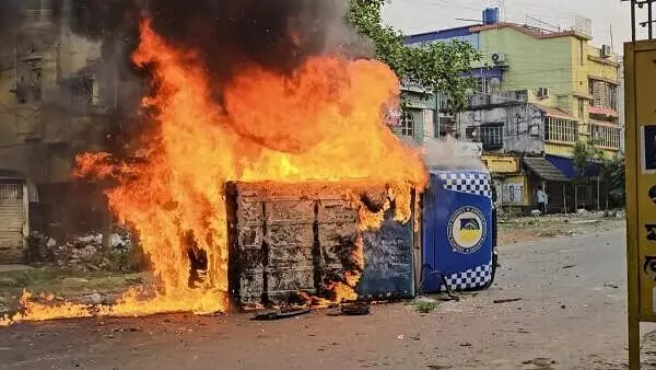 ಪಶ್ಚಿಮ ಬಂಗಾಳ | ಹಿಂಸಾತ್ಮಕ ಸ್ವರೂಪ ಪಡೆದುಕೊಂಡ ವಕ್ಫ್ ತಿದ್ದುಪಡಿ ಕಾಯಿದೆ ವಿರುದ್ಧದ ಪ್ರತಿಭಟನೆ : ಕಲ್ಲು ತೂರಾಟ, ವಾಹನಗಳಿಗೆ ಬೆಂಕಿ