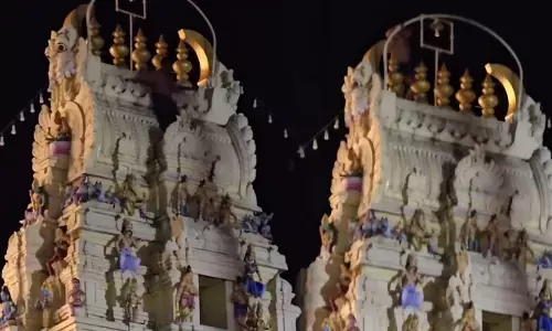 ಚಾಮರಾಜನಗರ: ದೇವಾಲಯದ ಗೋಪುರ ಏರಿ ಆತ್ಮಹತ್ಯೆಗೆ ಯತ್ನ; ವ್ಯಕ್ತಿಯನ್ನು ಕೆಳಗಿಳಿಸಿದ ಪೊಲೀಸರು