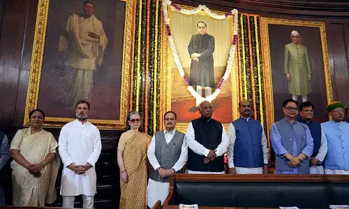ಸಂವಿಧಾನ ಸದನದಲ್ಲಿ ಅಂಬೇಡ್ಕರ್ ಅವರಿಗೆ ಗೌರವ ನಮನ ಸಲ್ಲಿಸಿದ ಆಡಳಿತಾರೂಢ, ವಿಪಕ್ಷಗಳ ನಾಯಕರು