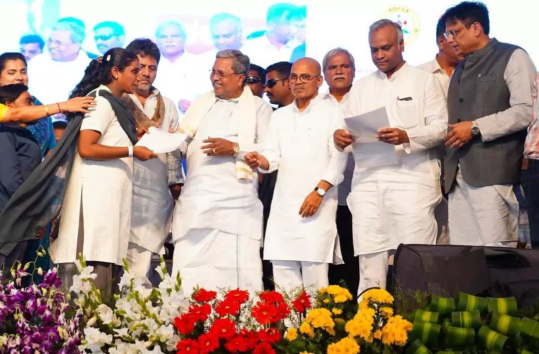 ಕಲಬುರಗಿ | ವಿವಿಧ ಉದ್ಯೋಗಗಳಿಗೆ ಆಯ್ಕೆಯಾಗಿ ಸಿಎಂ ಅವರಿಂದ ನೇಮಕಾತಿ ಪತ್ರ ಪಡೆದ ವಿದ್ಯಾರ್ಥಿನಿಯರು ಕಲಬುರಗಿ | ವಿವಿಧ ಉದ್ಯೋಗಗಳಿಗೆ ಆಯ್ಕೆಯಾಗಿ ಸಿಎಂ ಅವರಿಂದ ನೇಮಕಾತಿ ಪತ್ರ ಪಡೆದ ವಿದ್ಯಾರ್ಥಿನಿಯರು