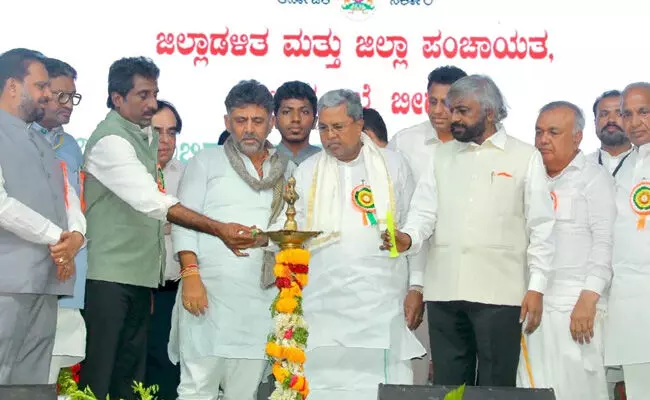 2,025 ಕೋಟಿ ರೂ. ಕಾಮಗಾರಿಗಳ ಉದ್ಘಾಟನೆ, ಶಂಕುಸ್ಥಾಪನೆ ಮಾಡಿದ ಸಿಎಂ ಸಿದ್ದರಾಮಯ್ಯ 2,025 ಕೋಟಿ ರೂ. ಕಾಮಗಾರಿಗಳ ಉದ್ಘಾಟನೆ, ಶಂಕುಸ್ಥಾಪನೆ ಮಾಡಿದ ಸಿಎಂ ಸಿದ್ದರಾಮಯ್ಯ